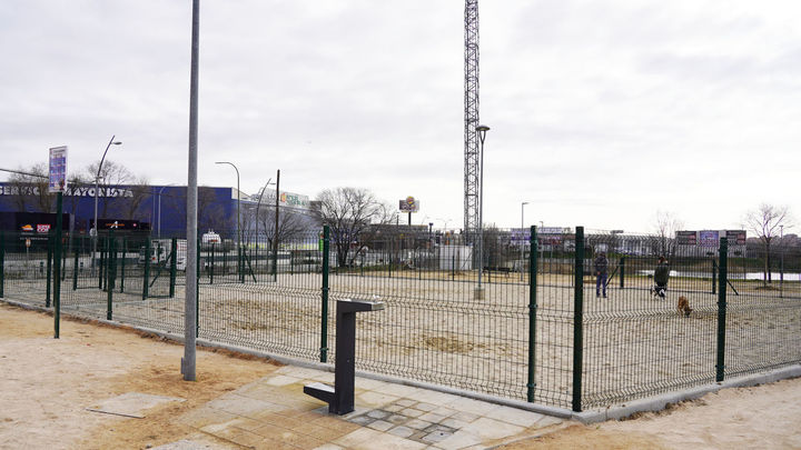 Primeros usuarios de la nueva área canina de Móstoles / AYTO MÓSTOLES
