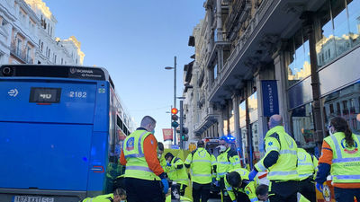 Un autobús de la EMT embiste a dos personas en la Gran Vía