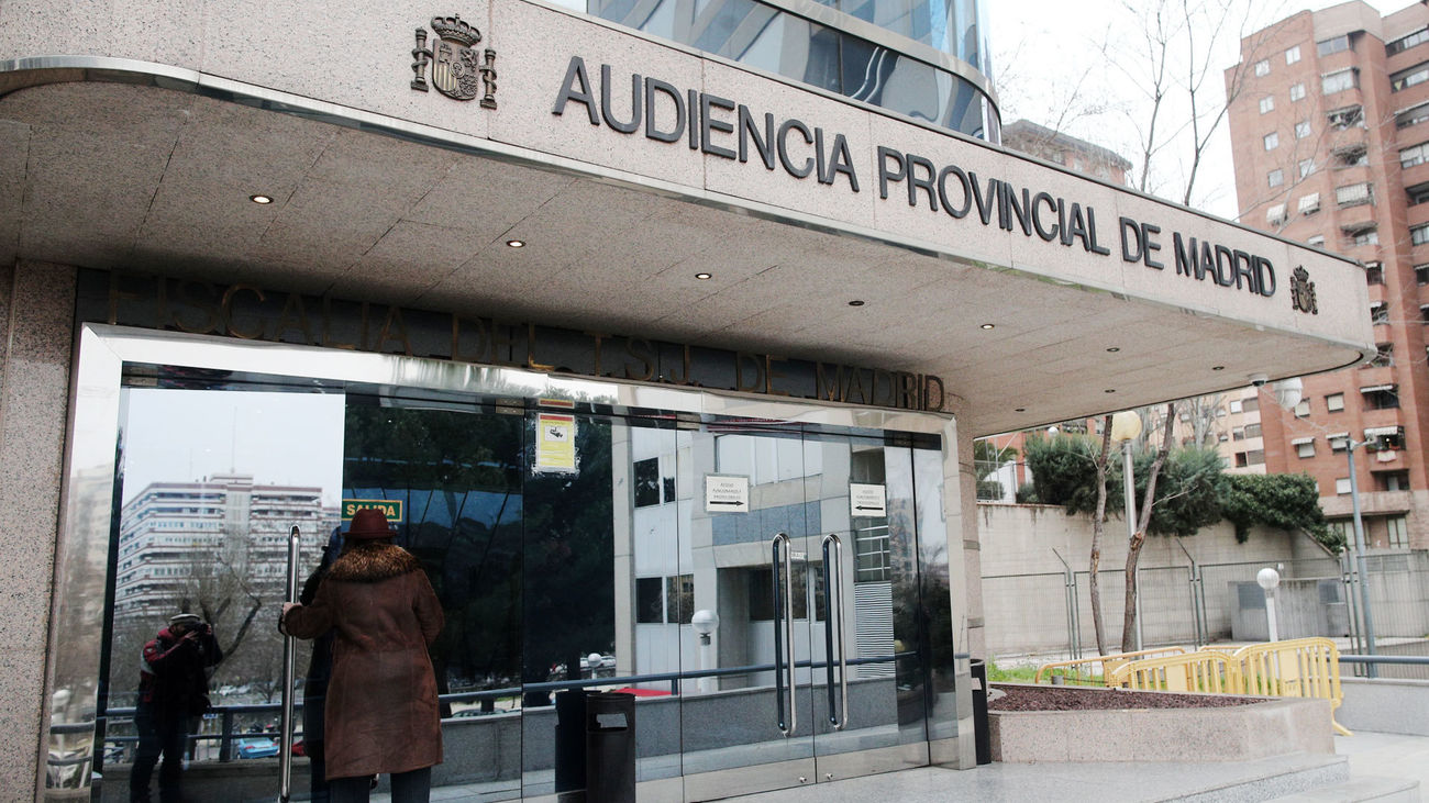 Una mujer entra en el edificio de la Audiencia Provincial de Madrid