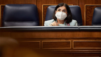 Darias insiste en que la mascarilla en exteriores  es "temporal" y está "más cerca" de modularse su uso