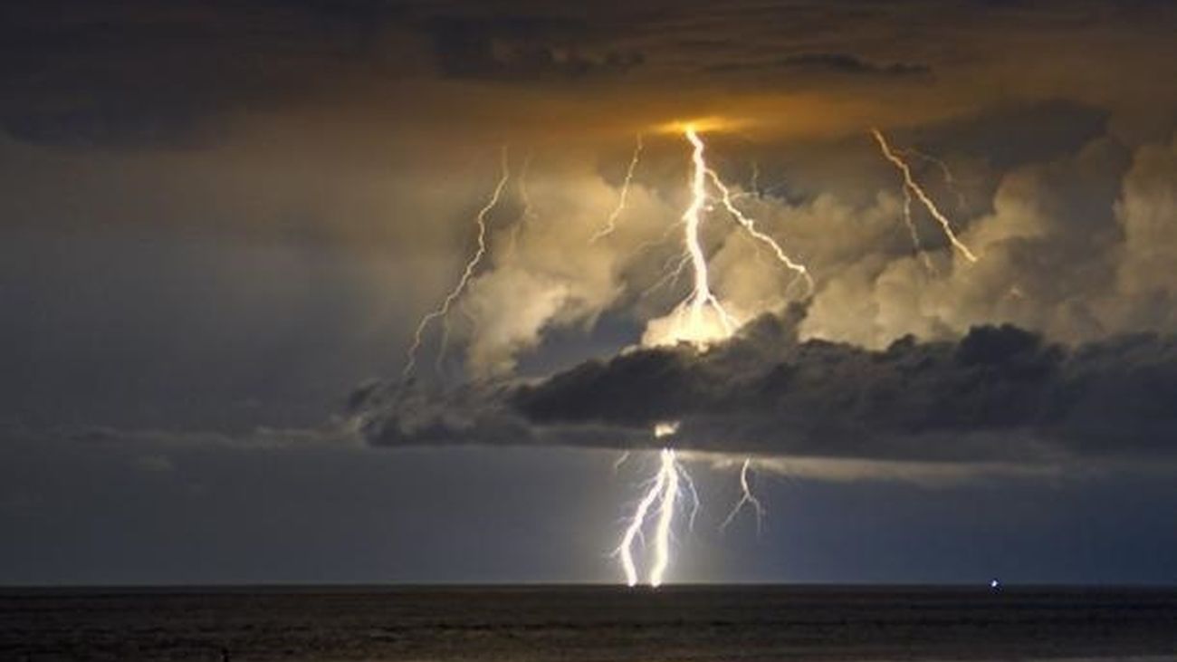 Escena de un rayo en una tormenta