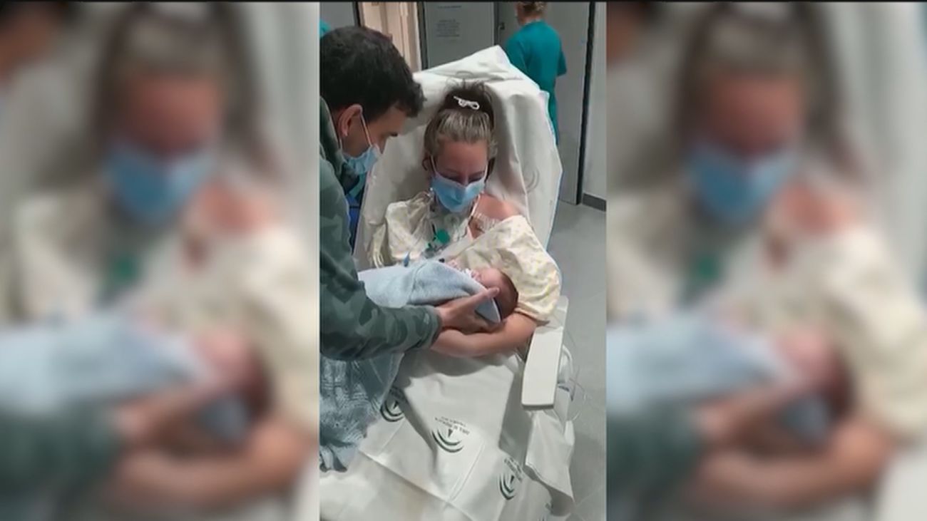 Las emocionantes imágenes de una madre que conoce a su bebé por primera vez un mes después del parto por Covid