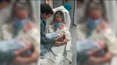 Las emocionantes imágenes de una madre que conoce a su bebé por primera vez un mes después del parto por Covid