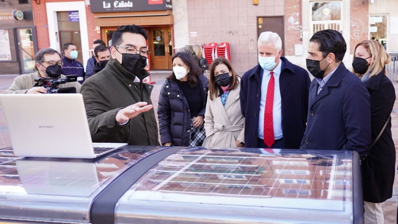 Presentación de las papeleras 'inteligentes' solares en San Sebastián de los Reyes