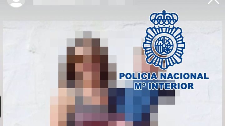 Foto de Candela Peña con su hijo, pixelada por la Policía Nacional / Policía Nacional