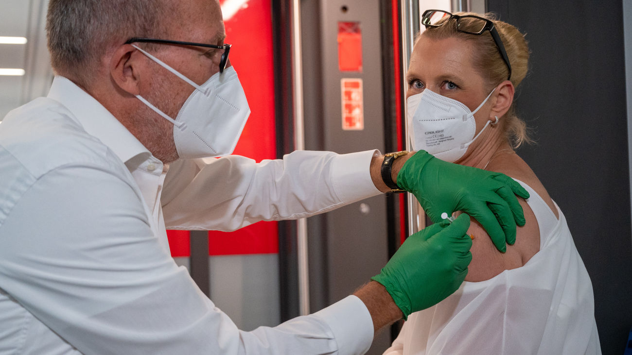 Mujer recibiendo una vacuna en Alemania