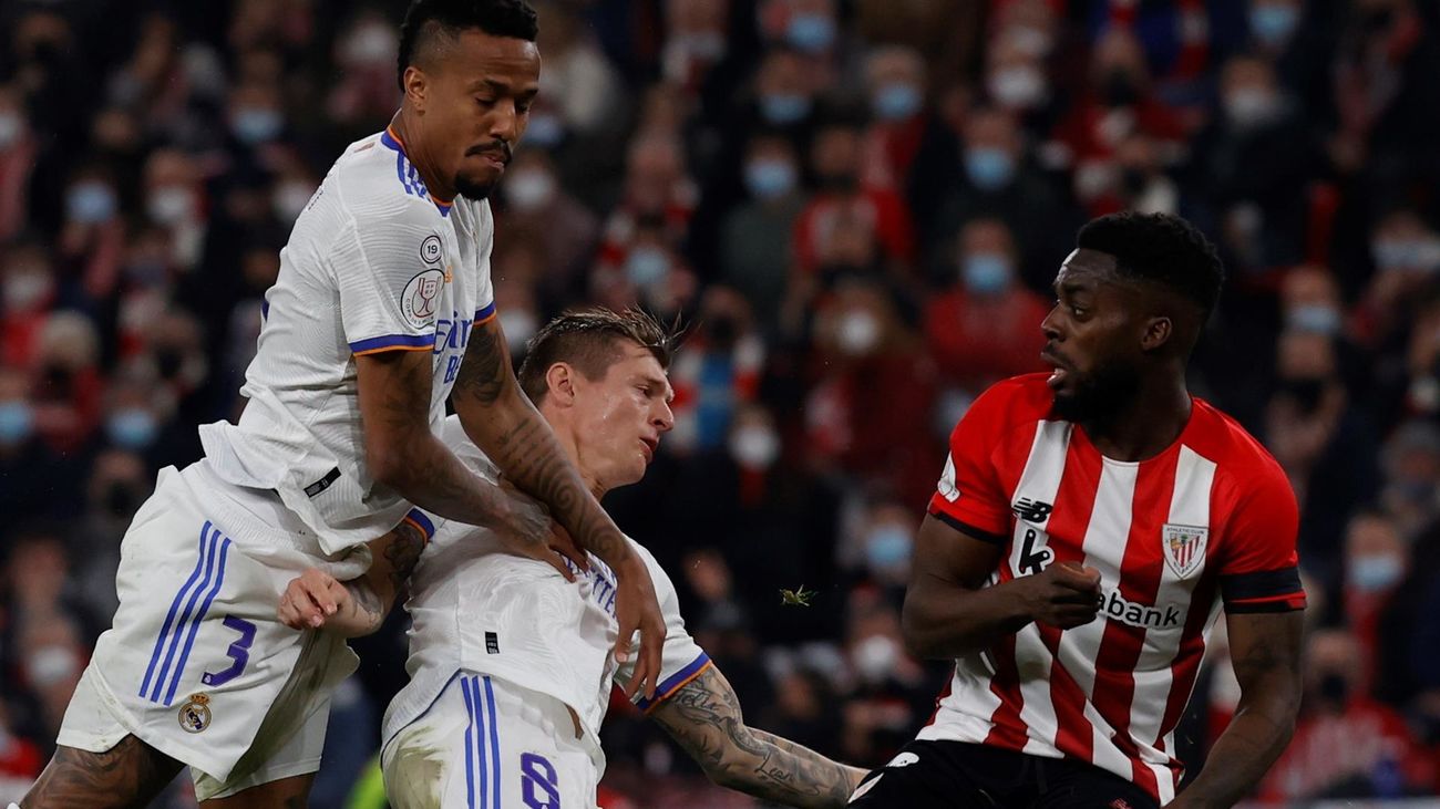 Militao y Toni Kroos, en una jugada ante el delantero del Athletic Club, Iñaki Williams