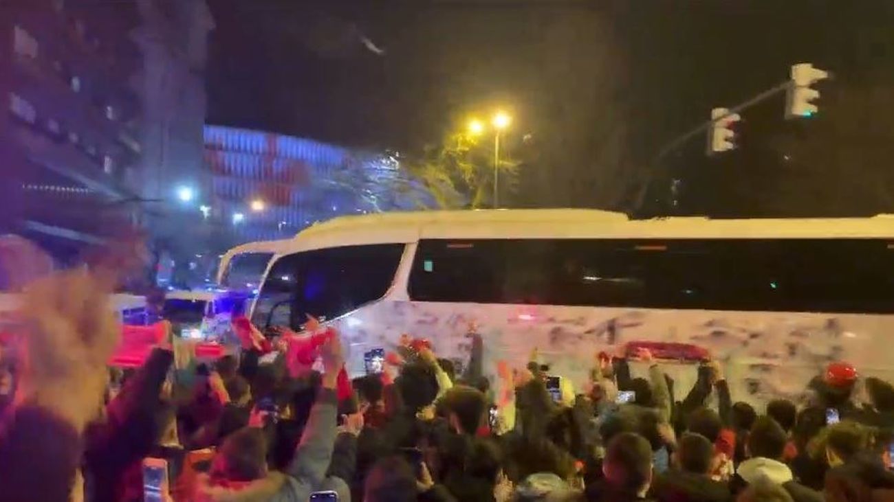 Identificada una persona en Bilbao tras arrojar objetos contra el autobús del Madrid