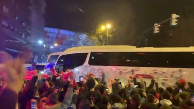 Identificada una persona en Bilbao tras arrojar objetos contra el autobús del Madrid