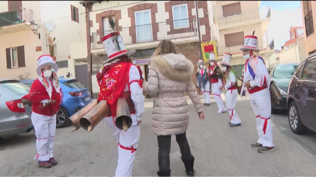 Los 'perreros' de Miraflores de la Sierra hacen sonar sus cencerros por San Blas