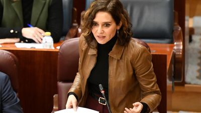 Ayuso cuestiona con ironía que la reforma laboral la decidan "premios Nobel de Economía como los políticos de Podemos"