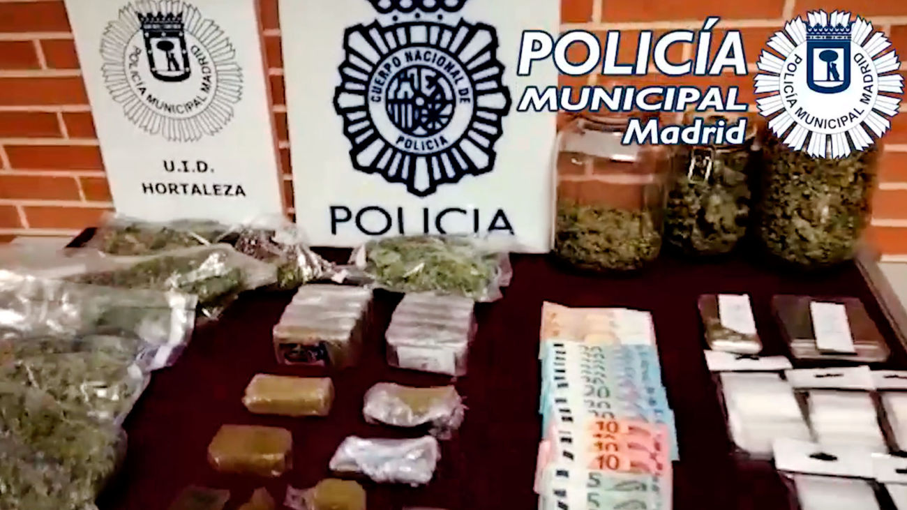 Parte de la droga y otros objetos incautados por Policía Municipal y Policía Nacional en un narcopiso de Hortaleza