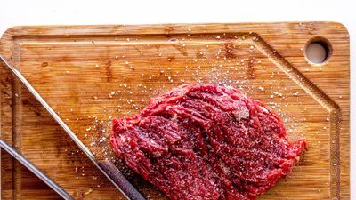 ¿Cuándo es mejor echar sal a la carne?