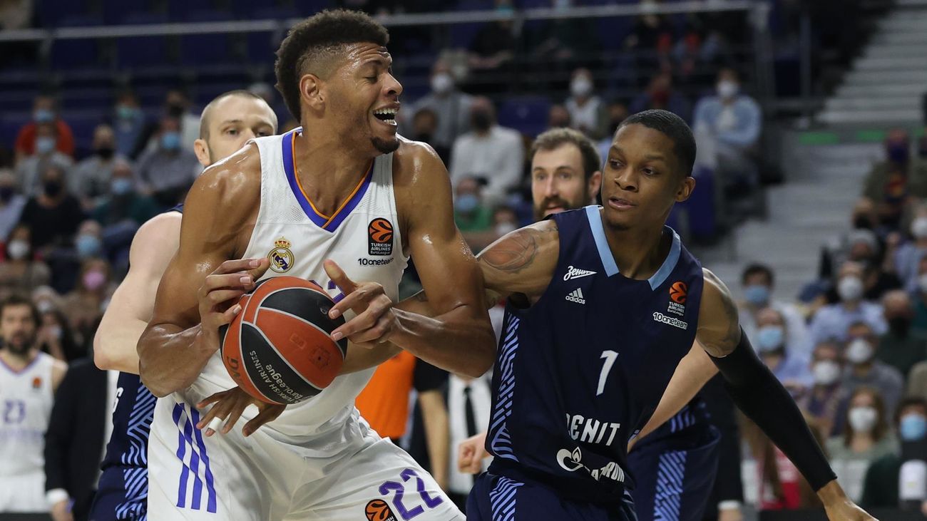 El pívot del Real Madrid Edy Tavares  juega un balón ante Tyson Carter, del Zenit San Petersburgo