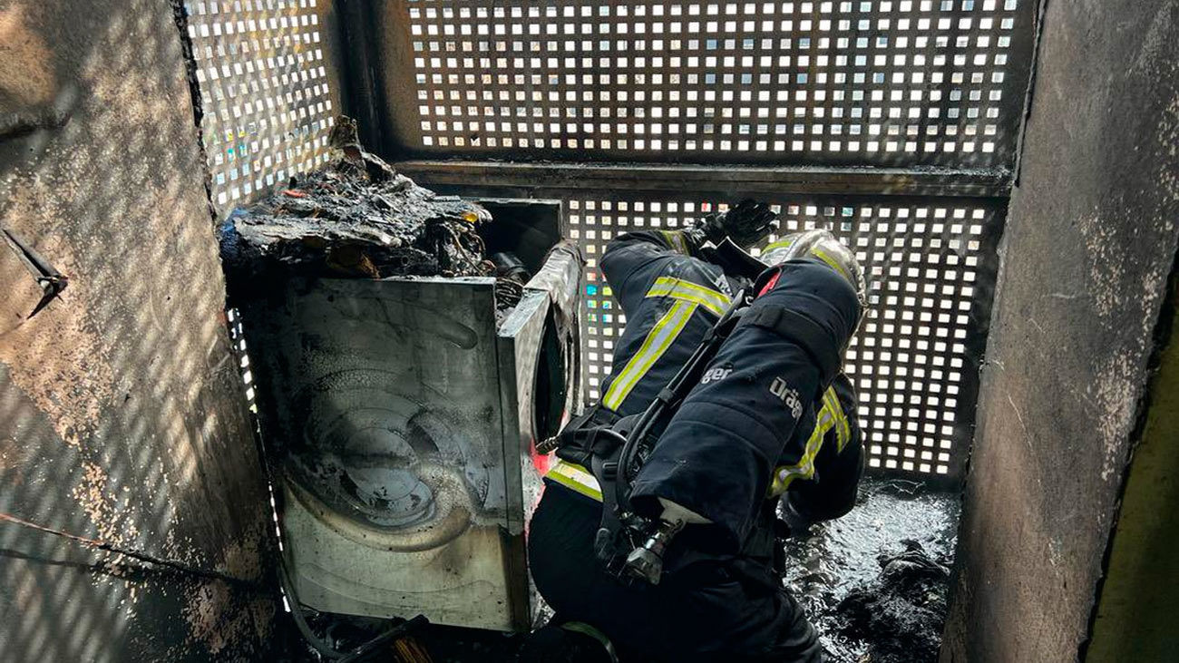 Dos heridos leves en un incendio en un tendedero de una vivienda en Arroyomolinos
