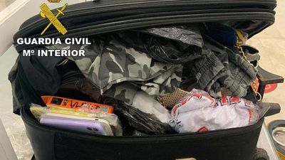La Guardia Civil intercepta en Barajas dos maletas con casi un centenar de teléfonos de dudosa procedencia