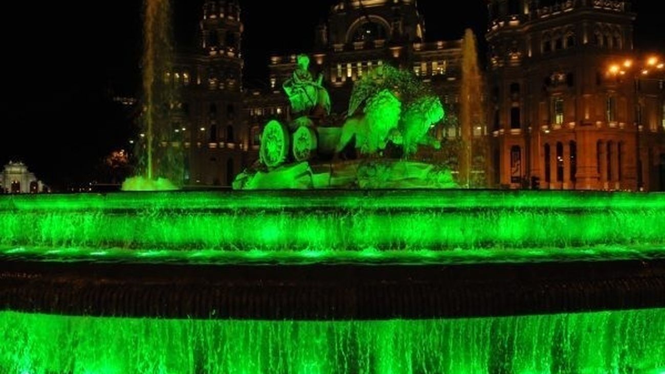 La fuente de Cibeles, iluminada de verde por el Día Mundial contra el Cáncer