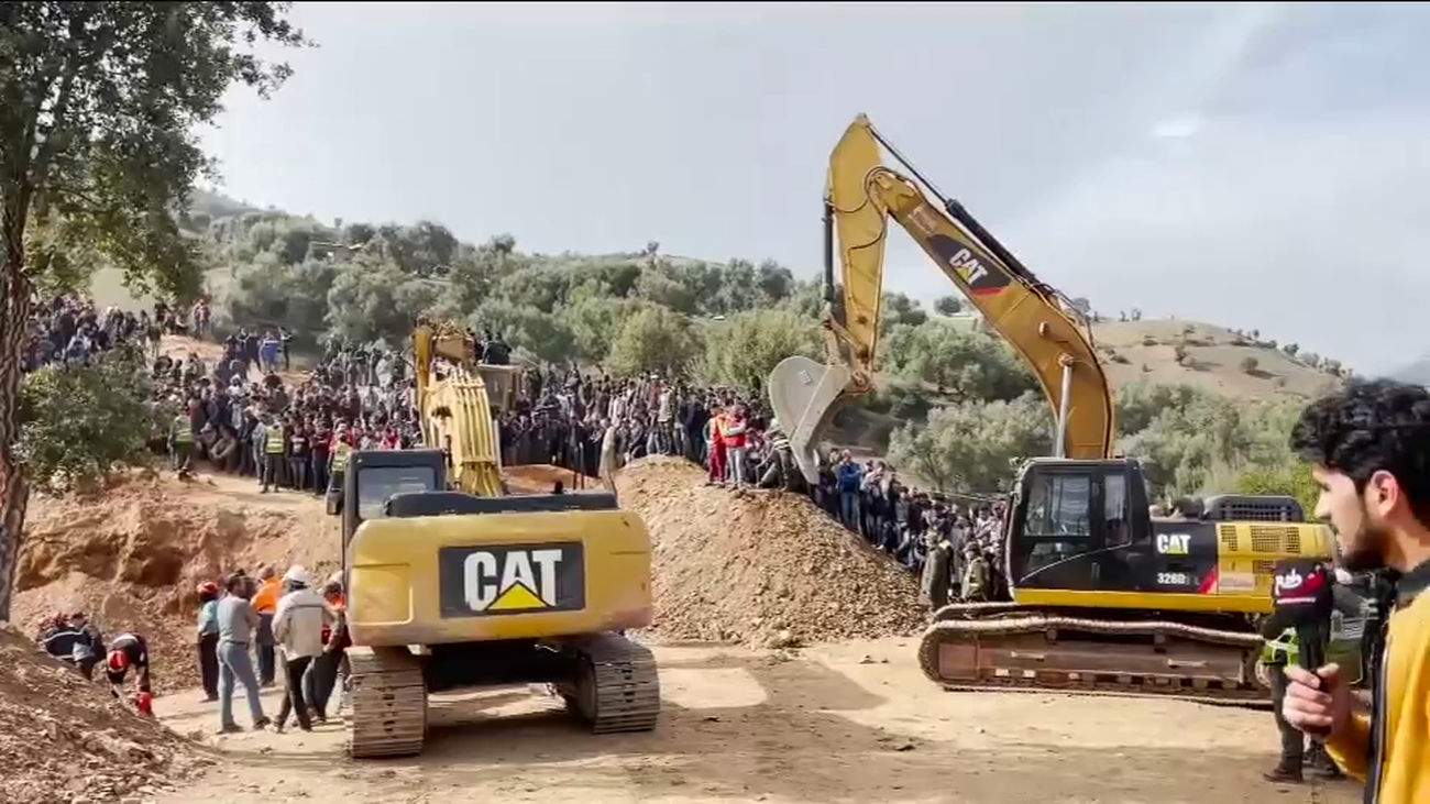 El equipo de rescate marroquí inicia la excavación horizontal para salvar al niño Rayan