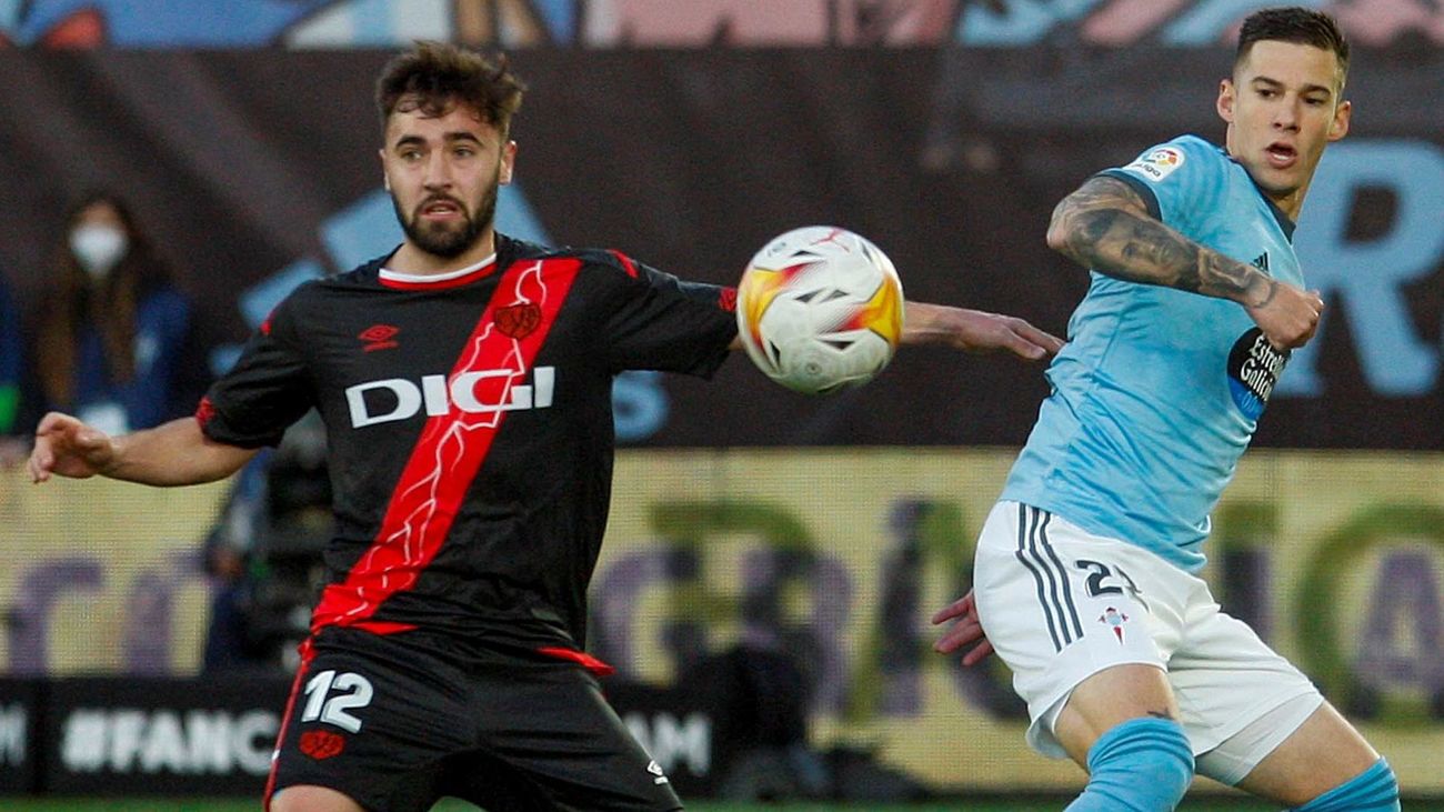 El delantero del Celta Santi Mina pelea un balón con Unai López del Rayo Vallecano