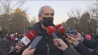 Escudero enmarca en la "improvisación" la decisión del Gobierno central de eliminar las mascarillas en exteriores