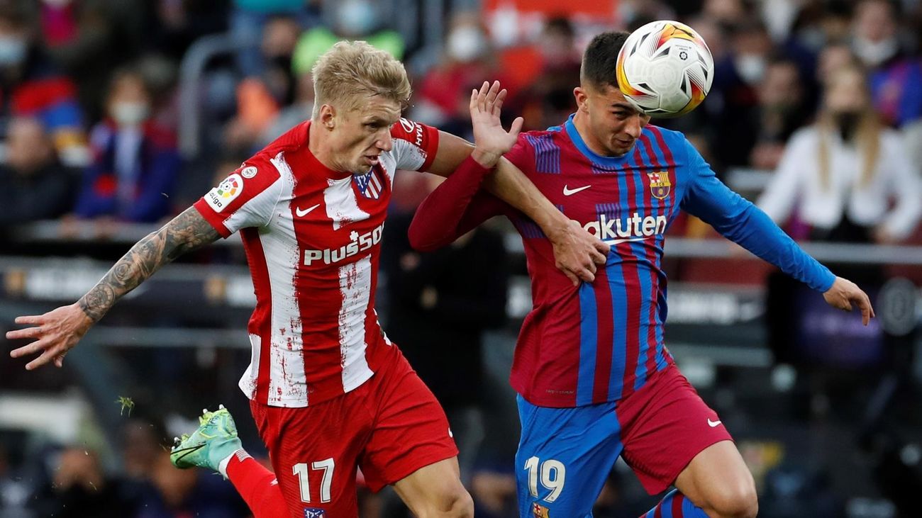 El defensa del Atlético de Madrid Daniel Wass intenta arrebatar el balón al centrocampista del FC Barcelona Ferrán Torres