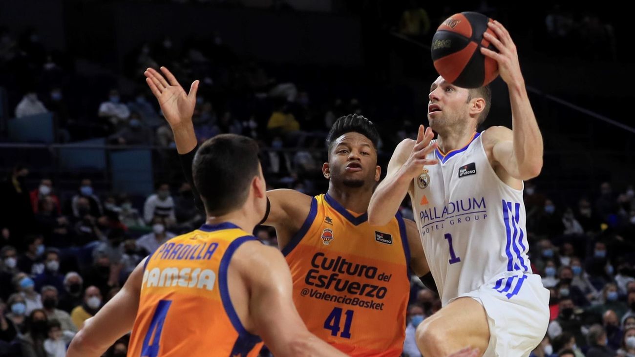 Causseur ante el Valencia Basket