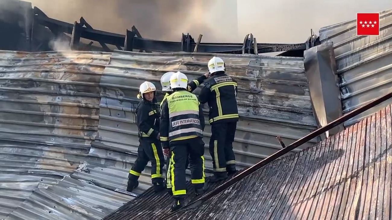 Bomberos de la Comunidad de Madrid trabajan en el incendio de Humanes