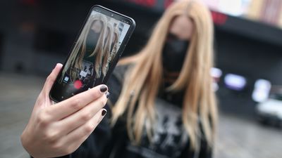 Piden que se regulen las plataformas de internet, las redes sociales y a los 'influencers'