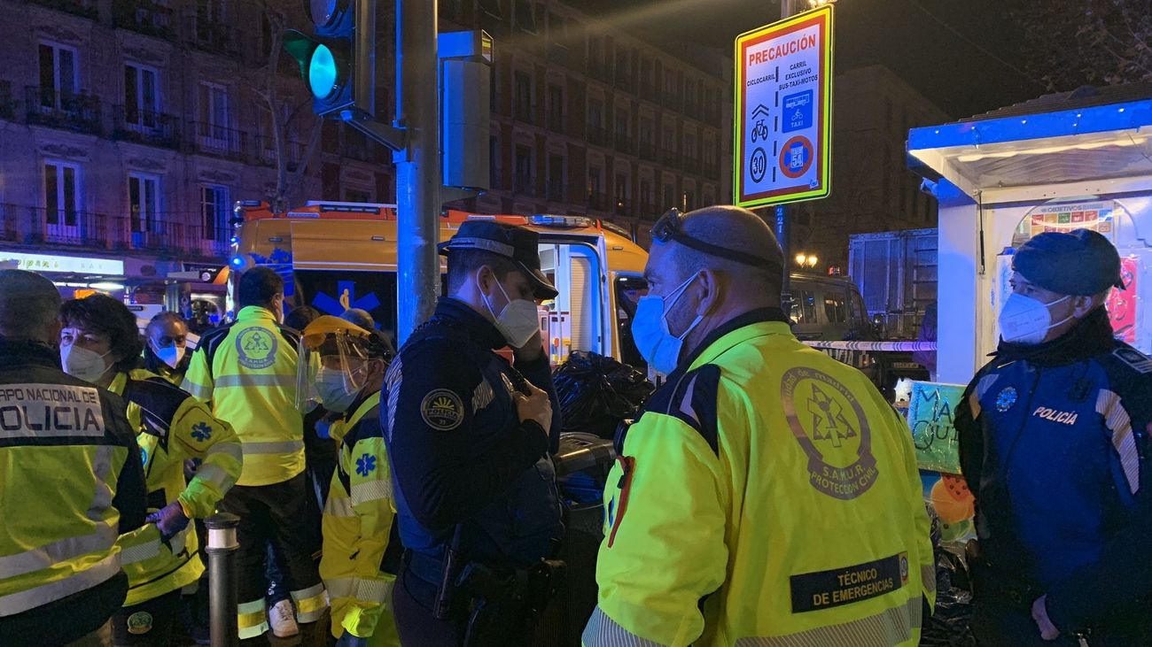 Agentes de la Policía Nacional, Policía Municipal de Madrid y Samur Protección Civil atienden al menor de 15 años fallecido en la calle Atocha