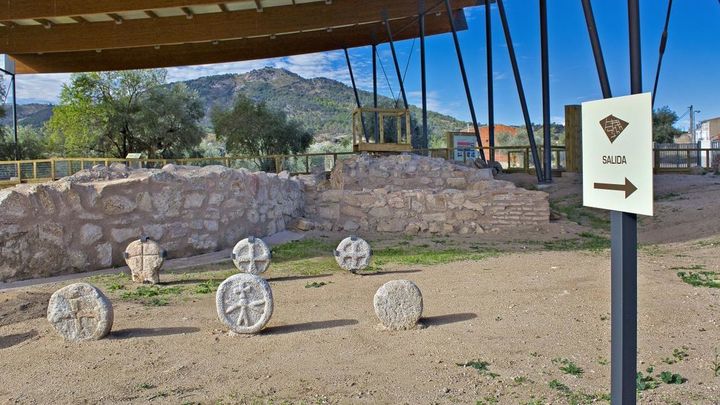 Estelas funerarias en el yacimiento de 'La Mezquita', en Cadalso de los Vidrios / COMUNIDAD MADRID