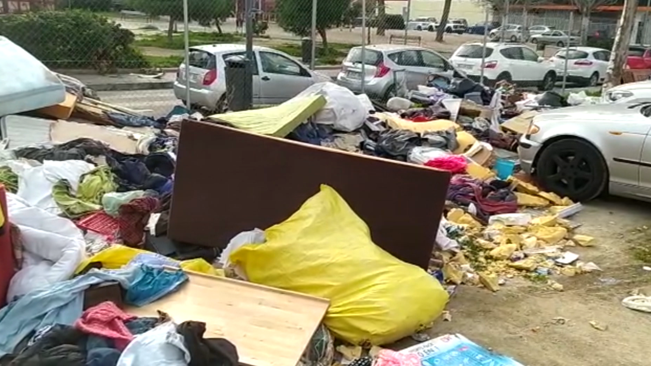 Un descampado de Entrevías se convierte en un foco de insalubridad y suciedad