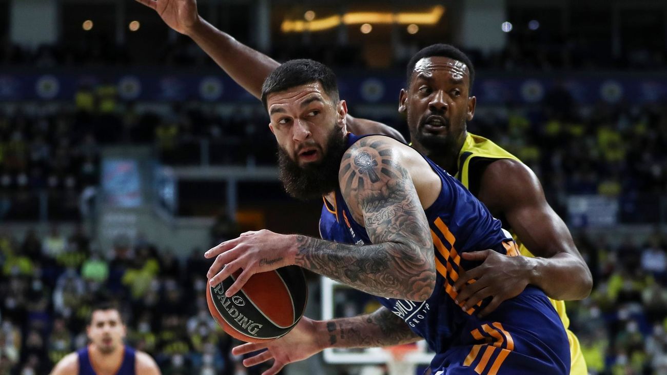 Vincent Poirier disputa un balón con Dyshawn Pierre en el Fenerbahce Real Madrid de Euroliga