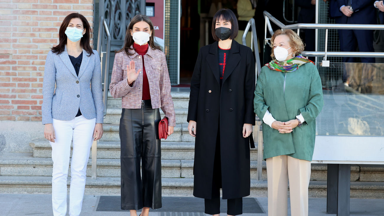 La reina Letizia se reúne con mujeres científicas que 'rompen' techos de cristal