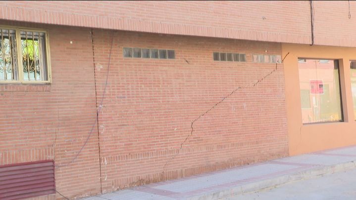 Gritas en edificios de San Fernando de Henares a causa de las obras  de la línea 7b del Metro / REDACCIÓN