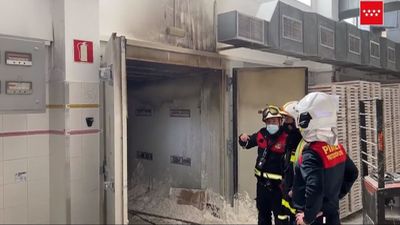 Los bomberos controlan un incendio en una nave industrial de Pinto