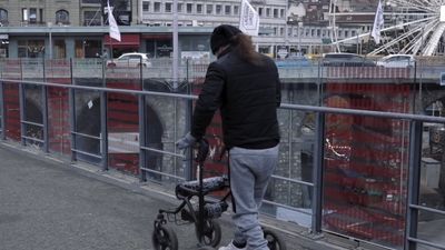 Un implante en la médula espinal permite andar en pocas horas a personas parapléjicas