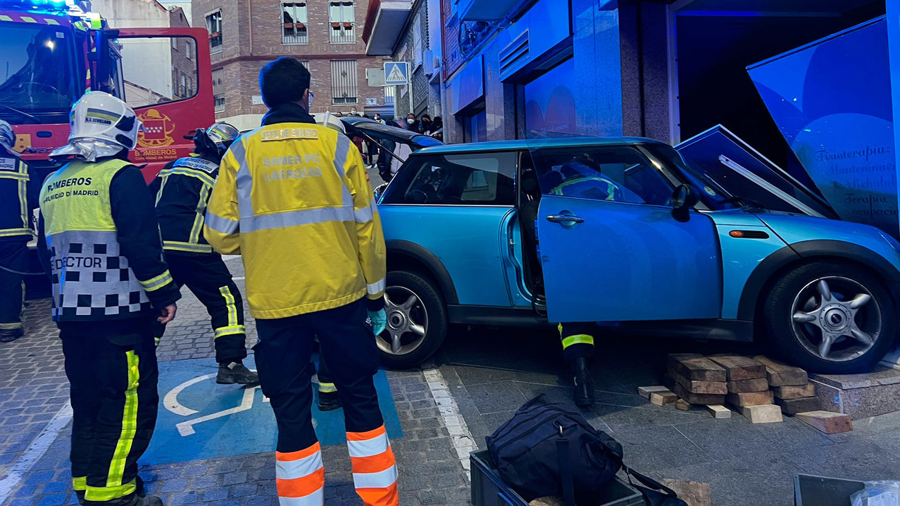 Una conductora atrapada en su coche al chocar contra el acceso de un comercio en Las Rozas