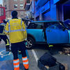 Una conductora atrapada en su coche al chocar contra el acceso de un comercio en Las Rozas