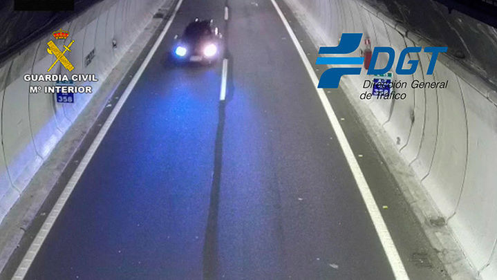Imagen de las cámaras de Tráfico de un vehículo a la fuga en sentido contrario / Guardia Civil