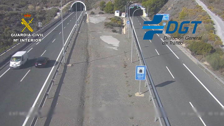 Imagen de las cámaras de tráfico con el conductor del BMW negro conduciendo en sentido contrario / Guardia Civil