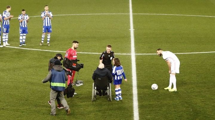 Javier Berasaluce hace el saque de honor en Mendizorroza durante el partido Alavés - Real Madrid / Web Deportivo Alavés