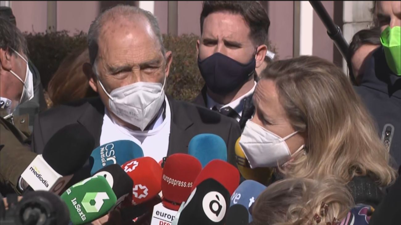 Calviño recibe a Carlos, que ha entregado 600.000 firmas para mejorar la atención de los bancos a los mayores