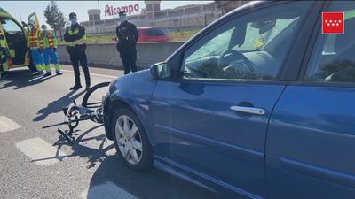 Herido muy grave un ciclista atropellado por un coche en la M-506 en Fuenlabrada