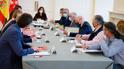 Ayuso propone medidas para los taxistas y sacar la Ley de Transportes de la ley ómnibus