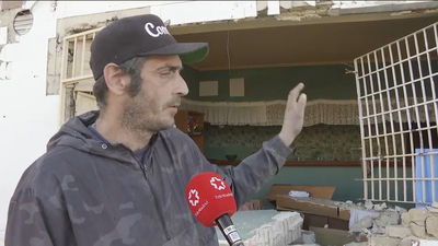 Intentan desalojar con una excavadora a una veintena de okupas de una nave en Humanes