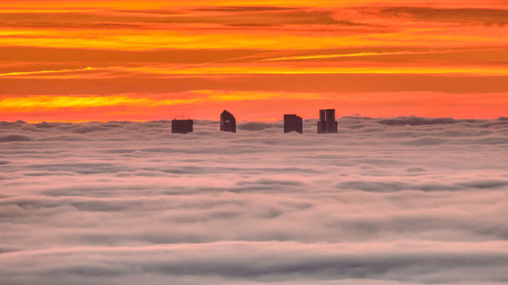Las Cuatro Torres de Madrid, bajo un mar de nubes / José Ángel Izquierdo (@jaicano)