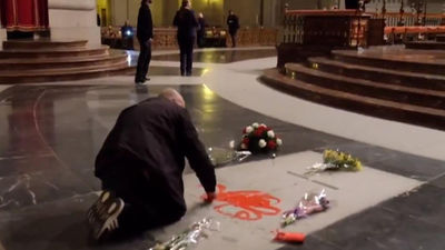 La Fiscalía recurre la absolución del artista que pintó en la tumba de Franco