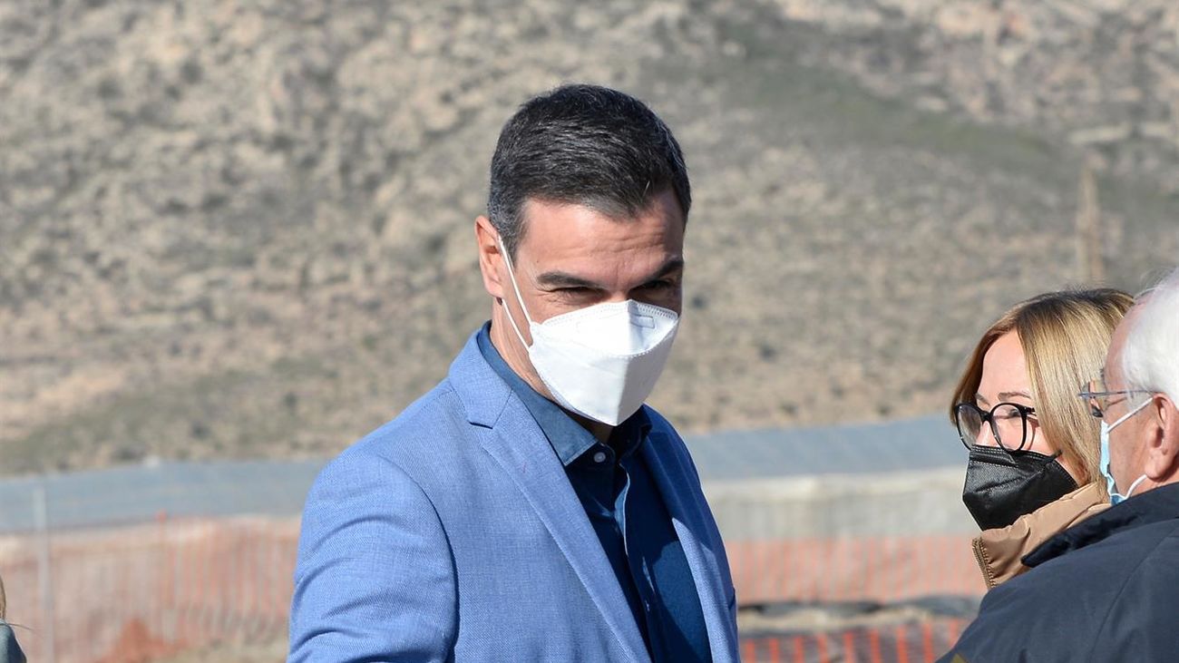 El presidente del Gobierno, Pedro Sánchez, saluda a su llegada para visitar el proyecto de geotermia profunda promovido por Cardial (Almería)