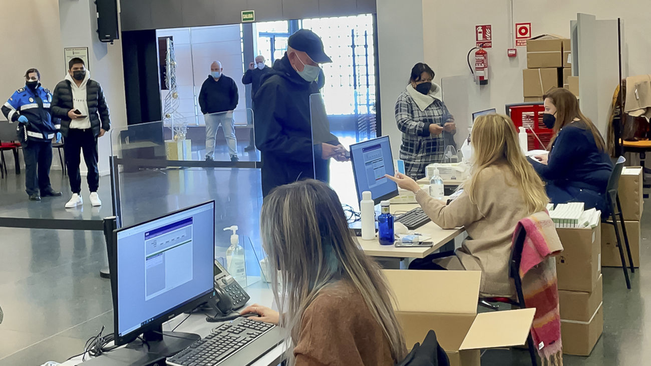 Entrega de test de antígenos en un edificio municipal de Torrejón de Ardoz