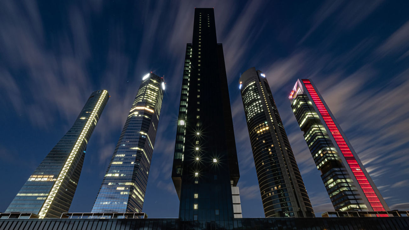 Espectacular imagen de las Cinco Torres de Madrid tomada desde abajo